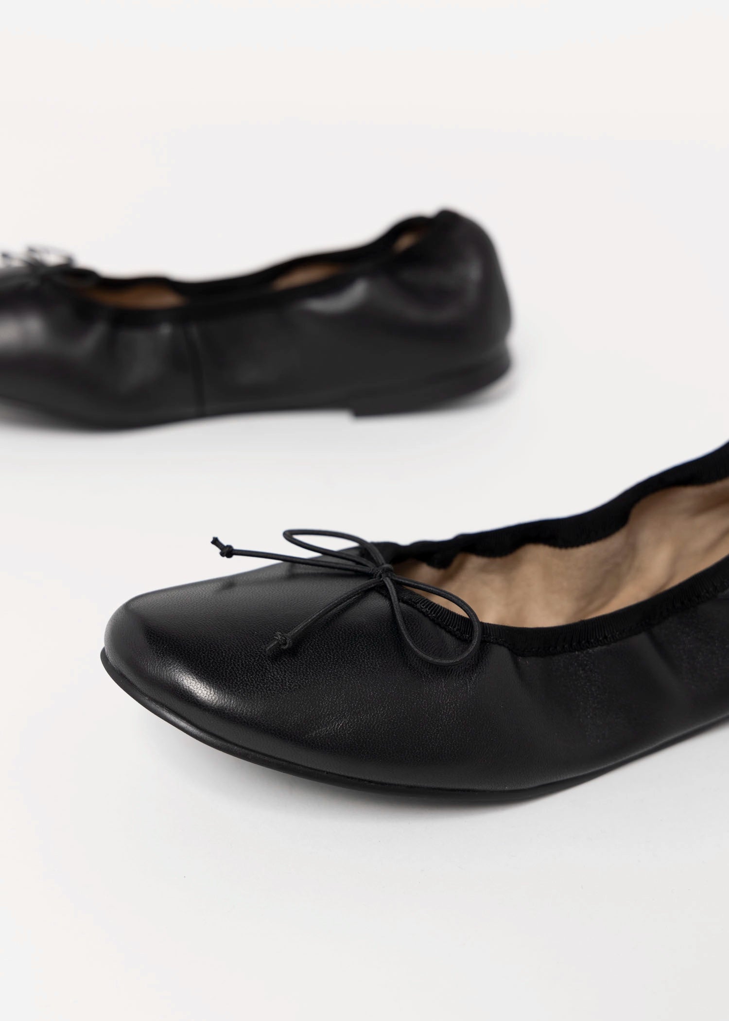 swatch_Black Leather tony bianco chelsea ballet flat