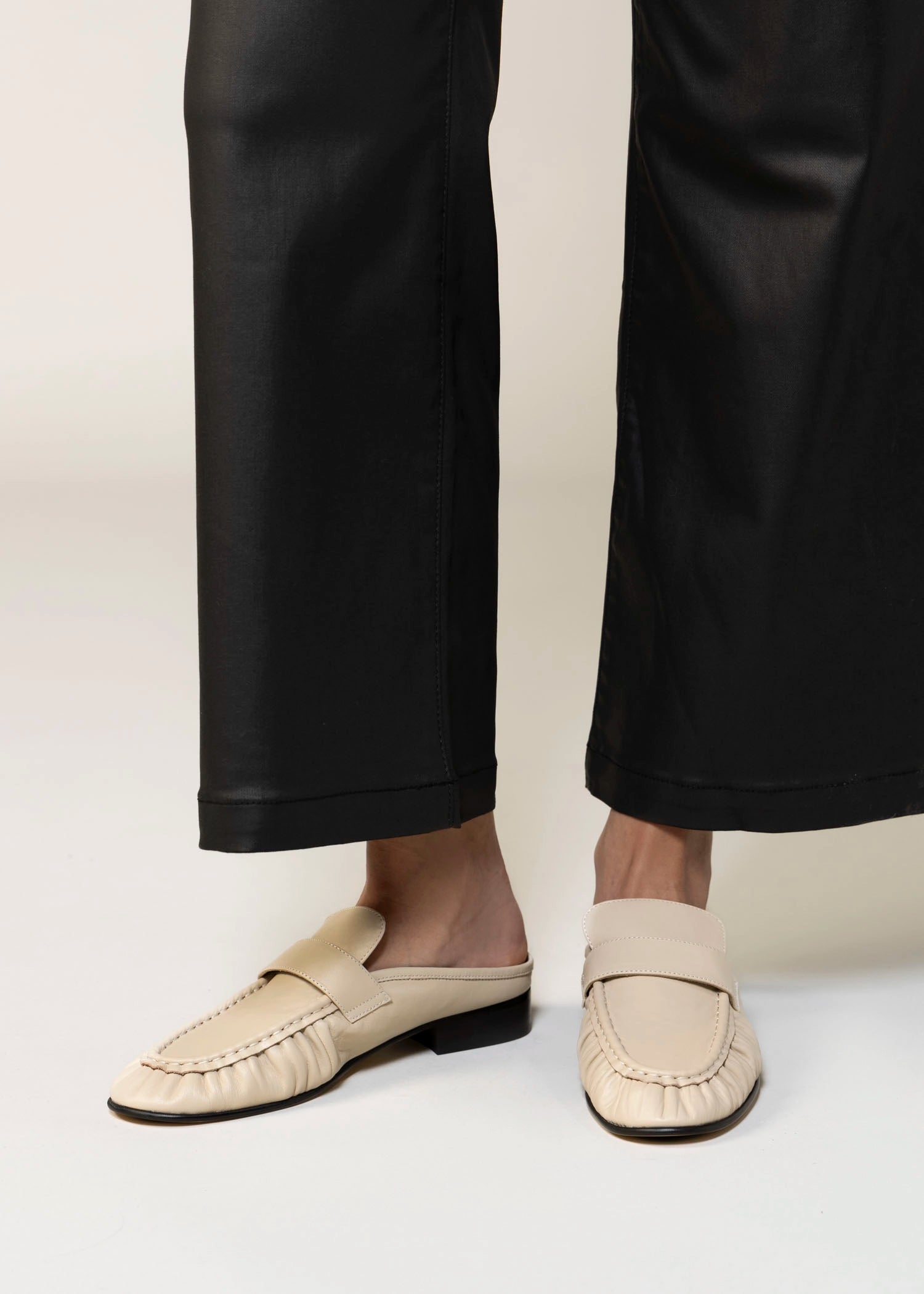 swatch_Vanilla Leather tony bianco glacier ruched mule loafer