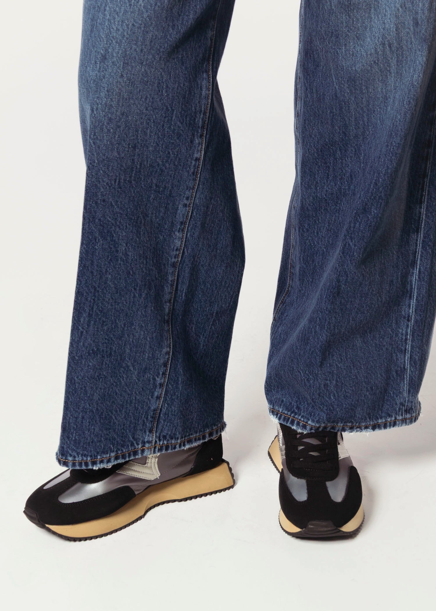 swatch_Black cosmos jogger sneaker