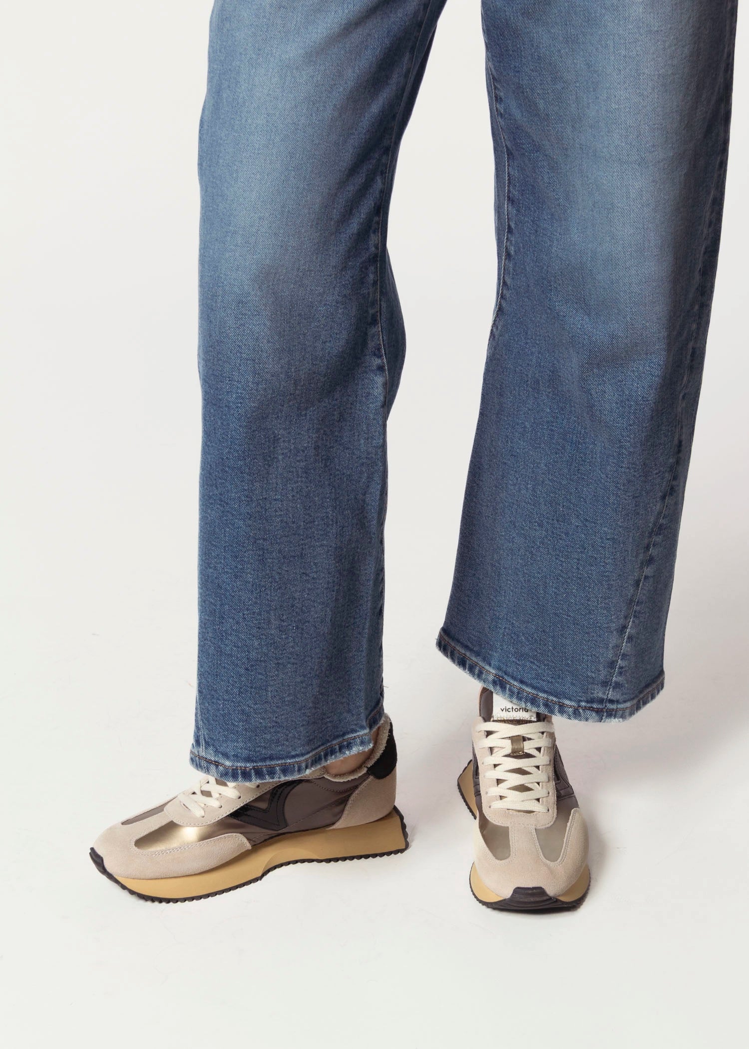 swatch_Beige cosmos jogger sneaker