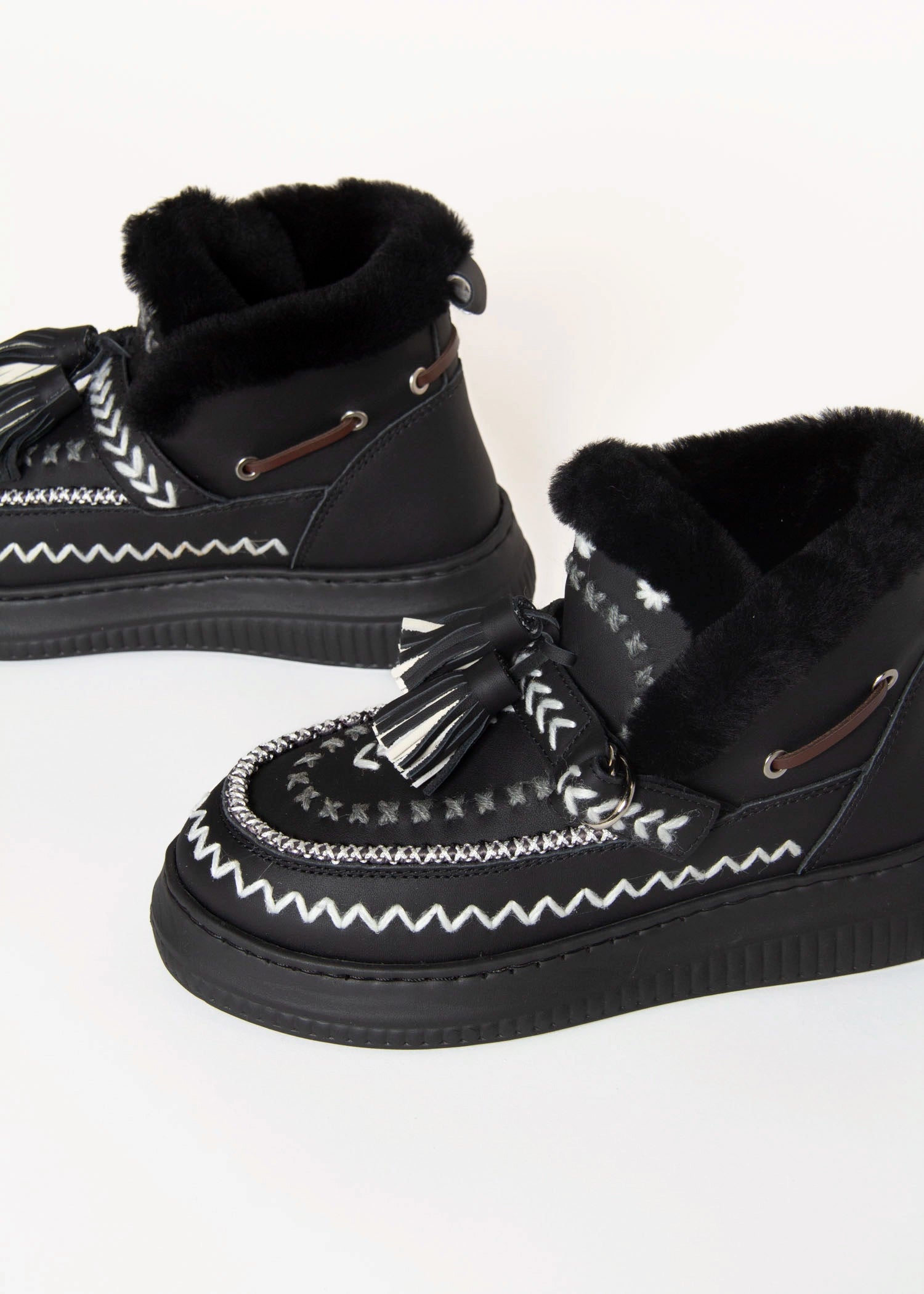 swatch_Black shearling lined bootie