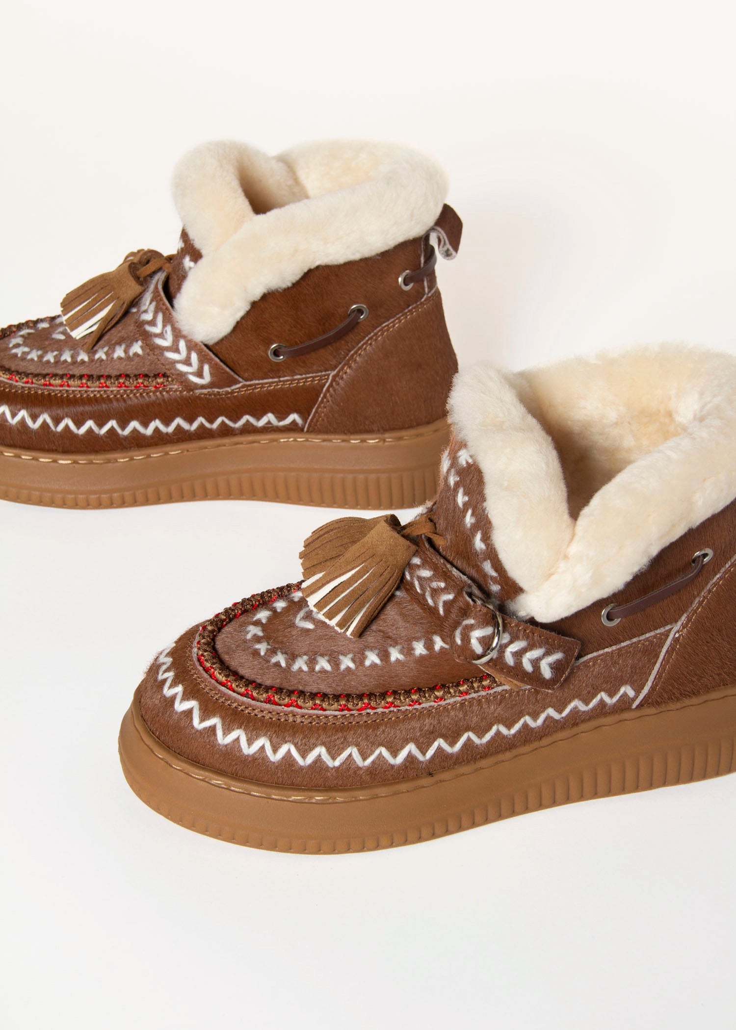 swatch_Camel shearling lined bootie