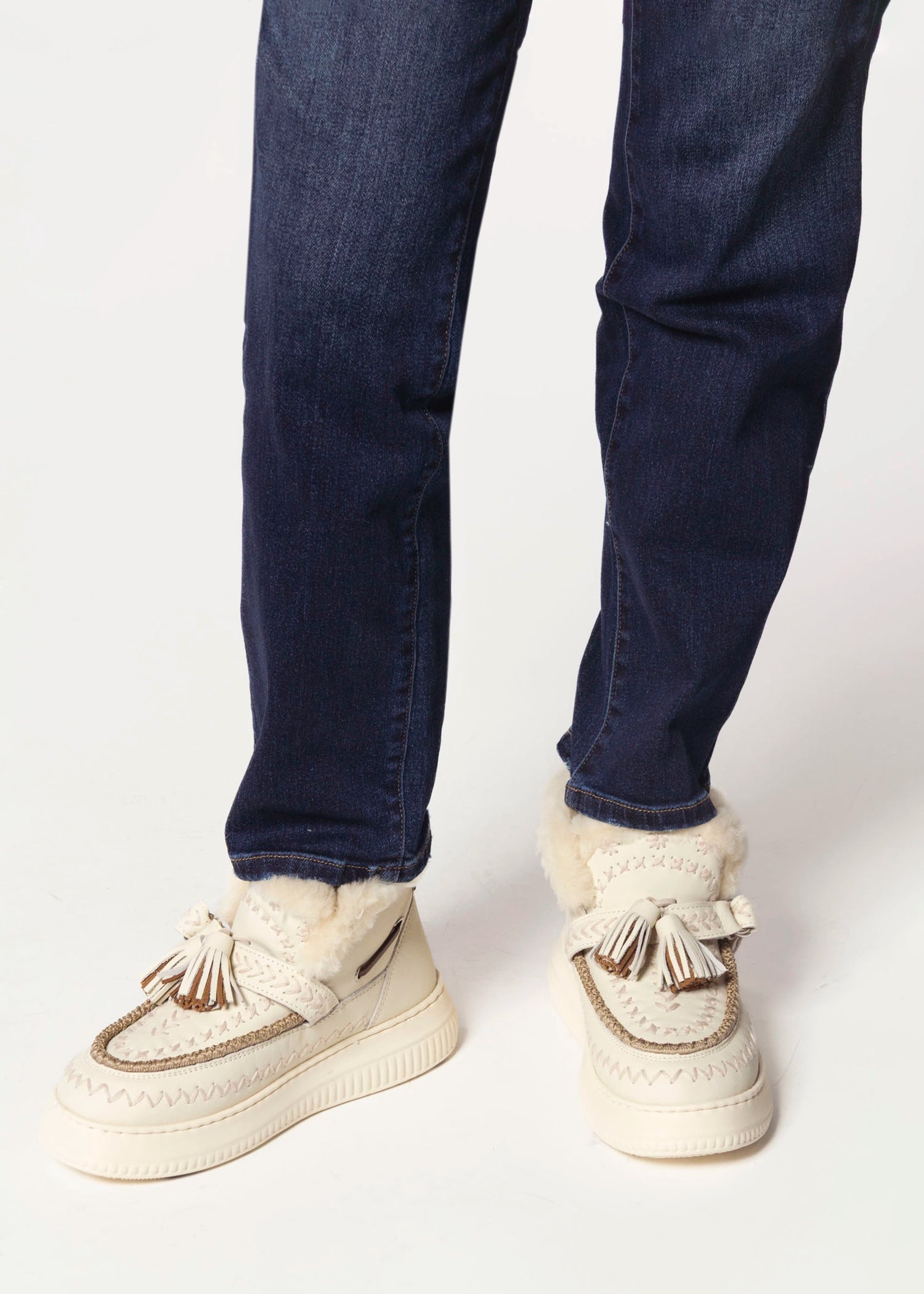 swatch_White shearling lined bootie