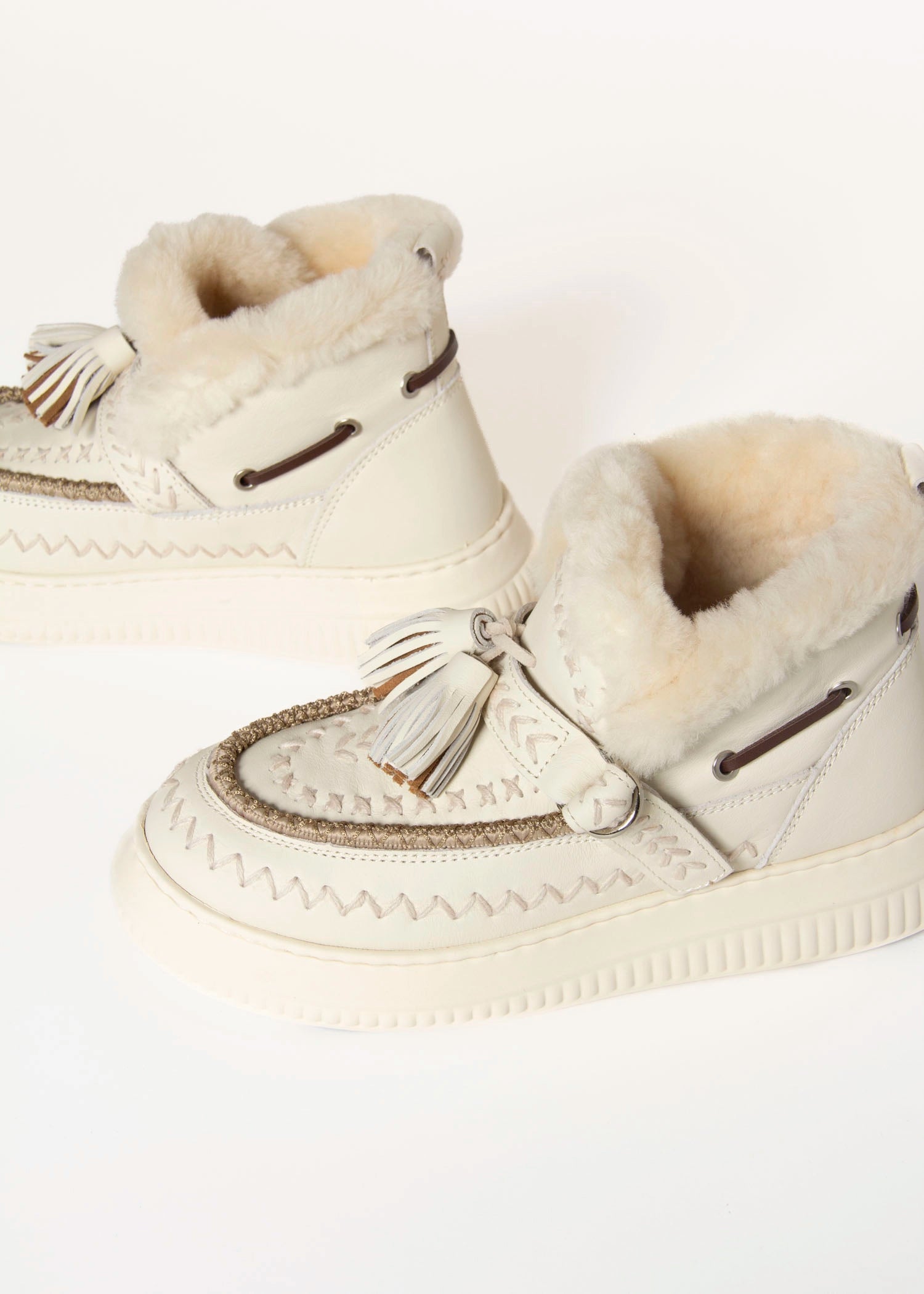 swatch_White shearling lined bootie