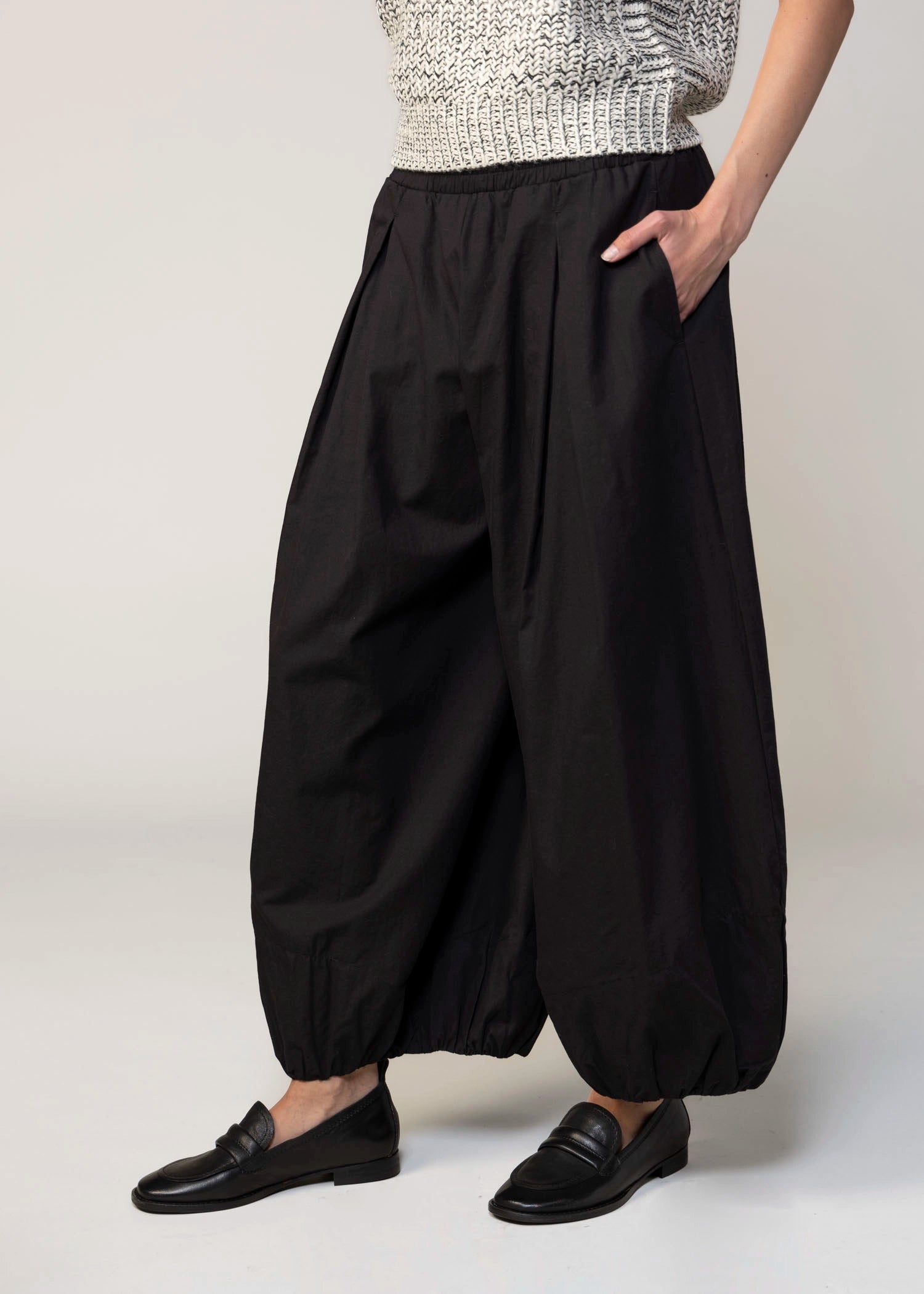 swatch_Black balloon pant