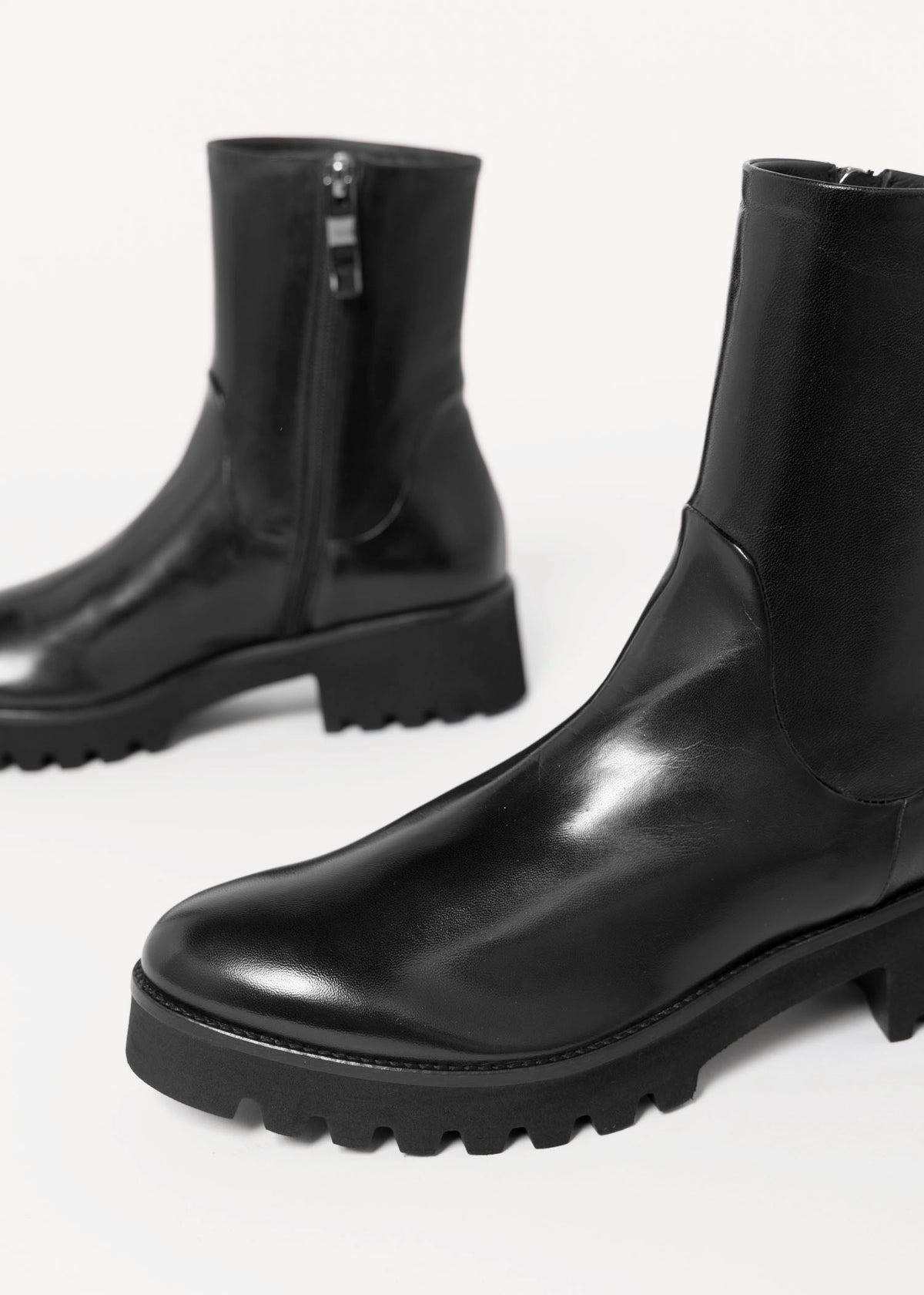 swatch_Black Leather l'idea italian leather lug sole boot