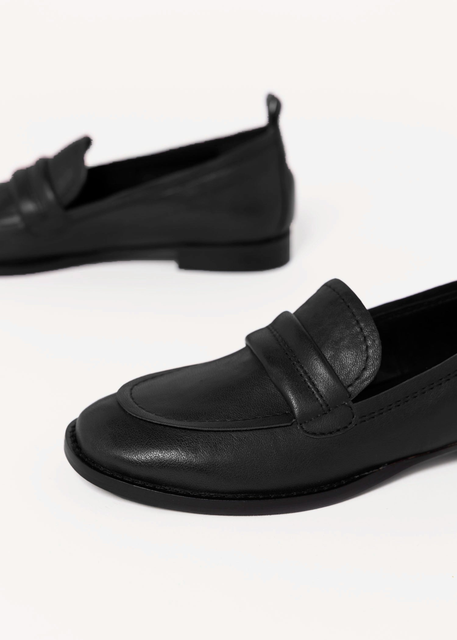 swatch_Black Leather l'idea italian leather loafer