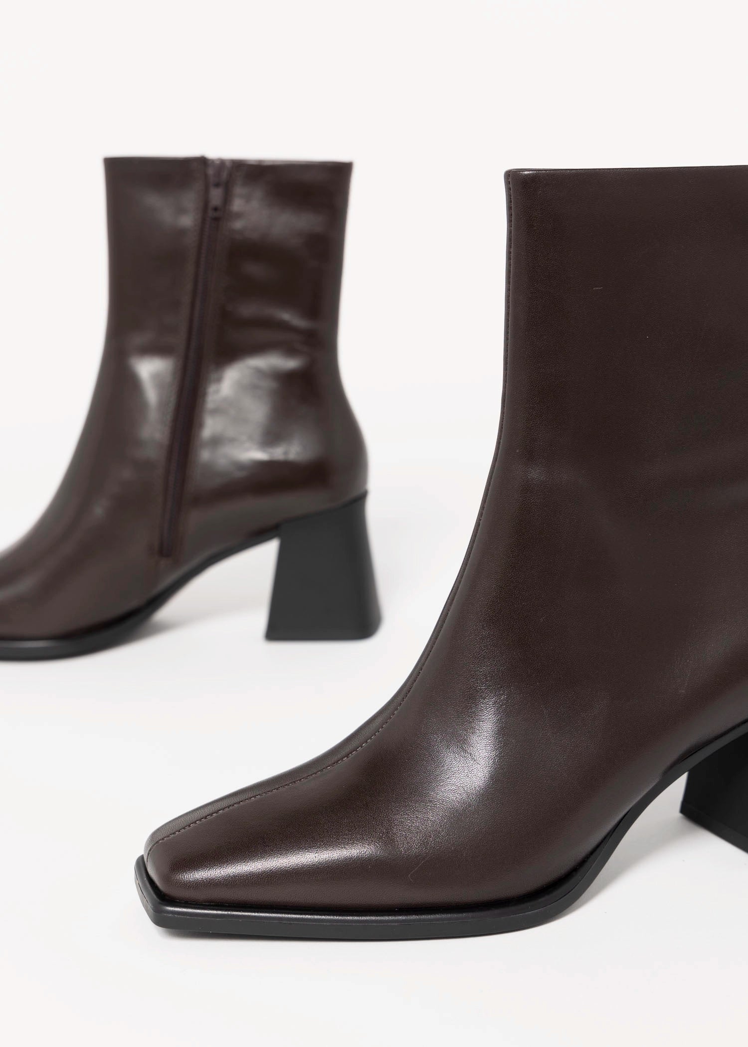 swatch_Brown Leather vagabond hedda ankle boot