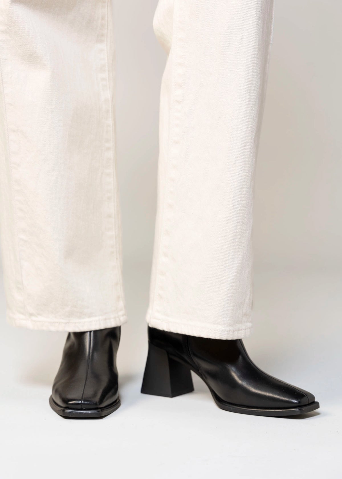 swatch_Black Leather vagabond hedda ankle boot