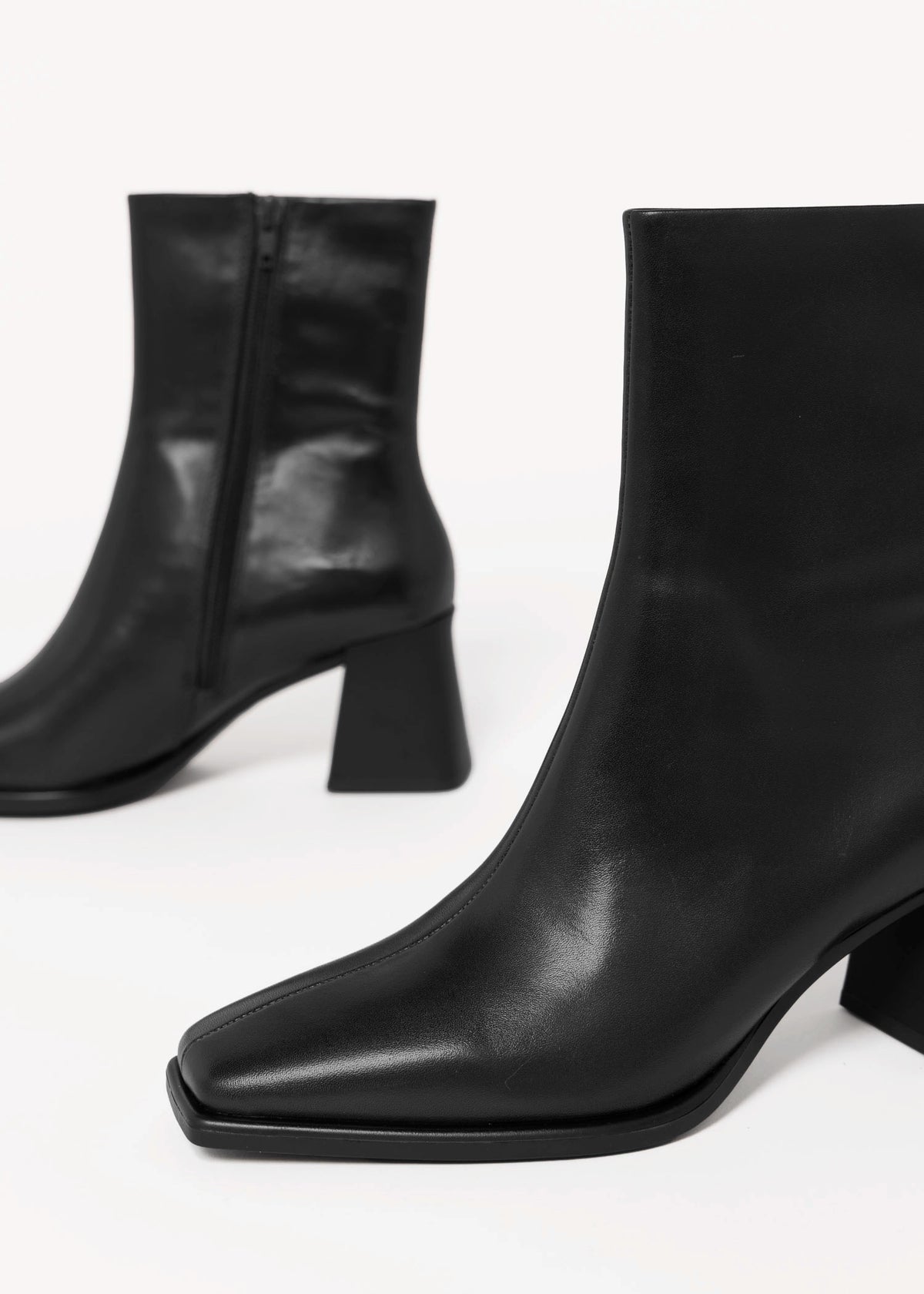 swatch_Black Leather vagabond hedda ankle boot