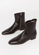 swatch_Coffee Leather pomme d'or zoe flat boot