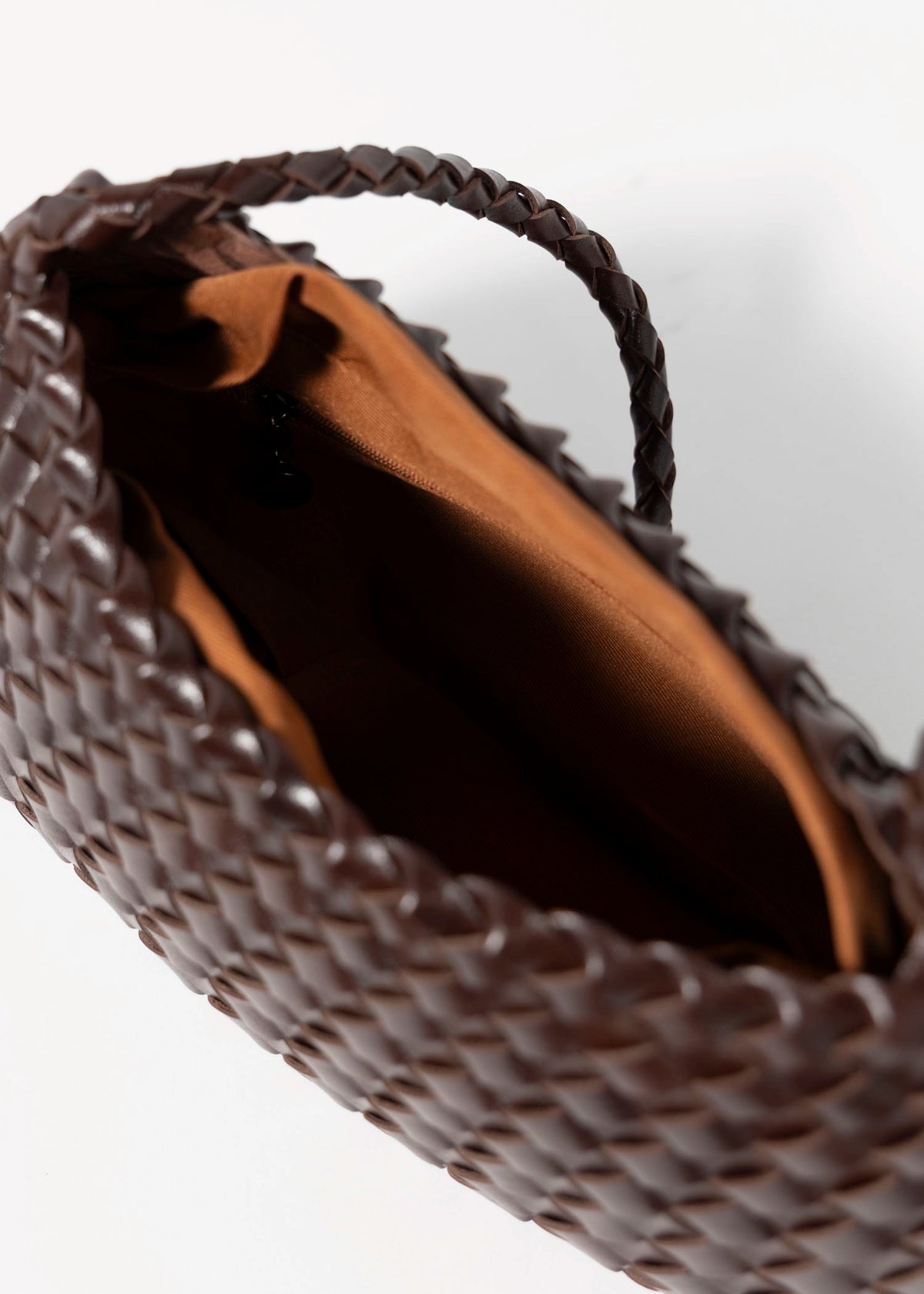 swatch_Chocolate sasha woven shoulder bag
