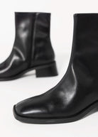 swatch_Black Leather vagabond blanca ankle boot