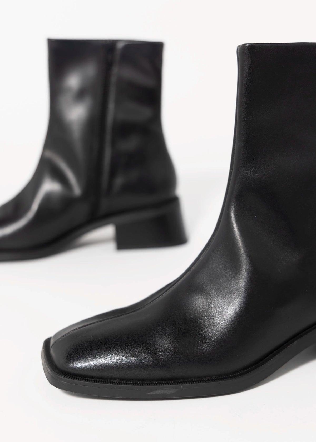 swatch_Black Leather vagabond blanca ankle boot