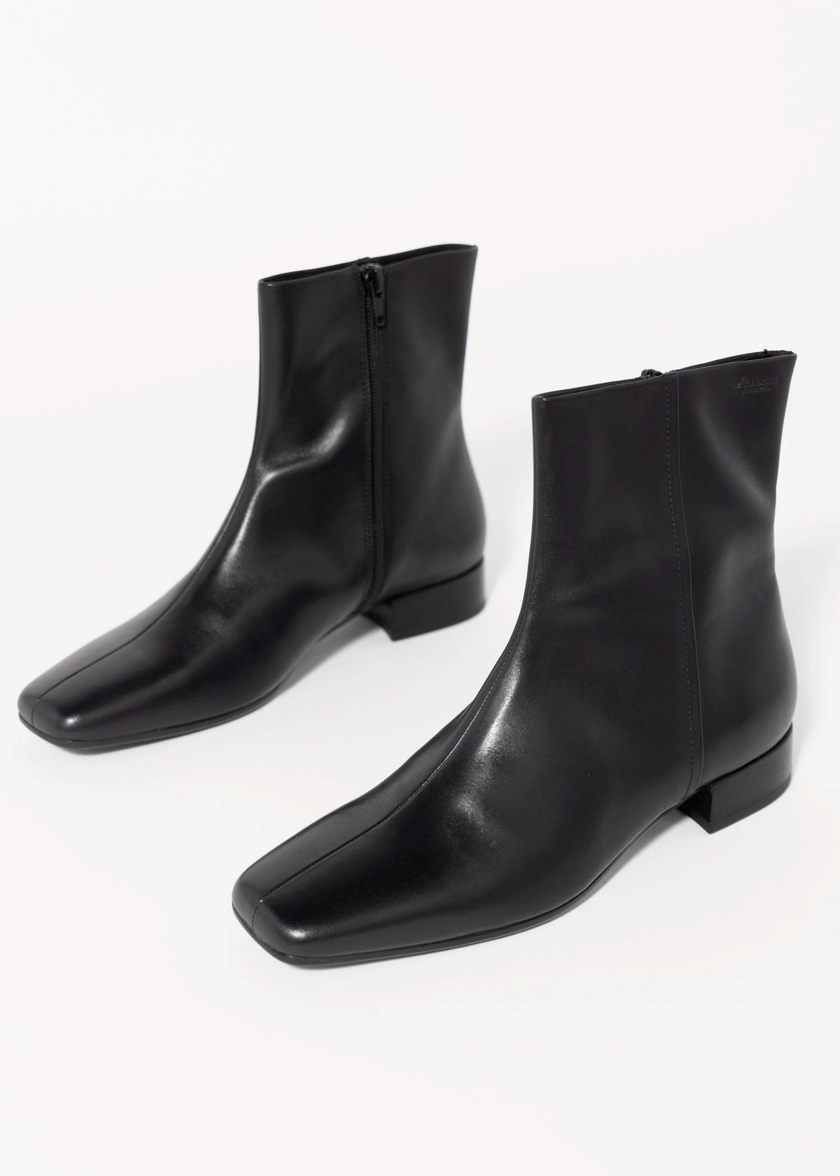 swatch_Black Leather vagabond mona ankle boot