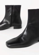 swatch_Black Leather vagabond mona ankle boot