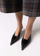 swatch_Black Eel nova roma pointed toe kitten heel
