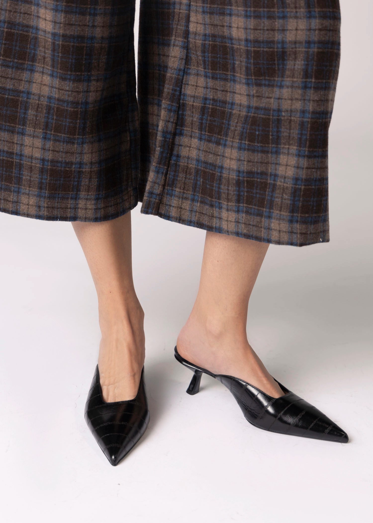 swatch_Black Eel nova roma pointed toe kitten heel