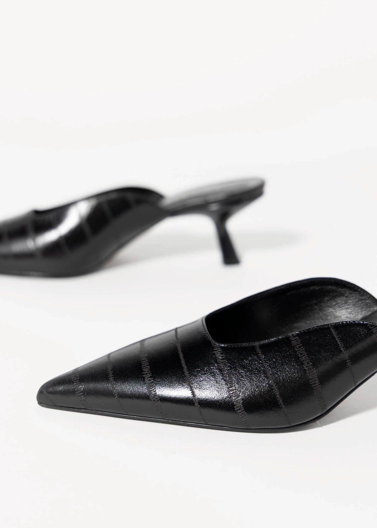 swatch_Black Eel nova roma pointed toe kitten heel