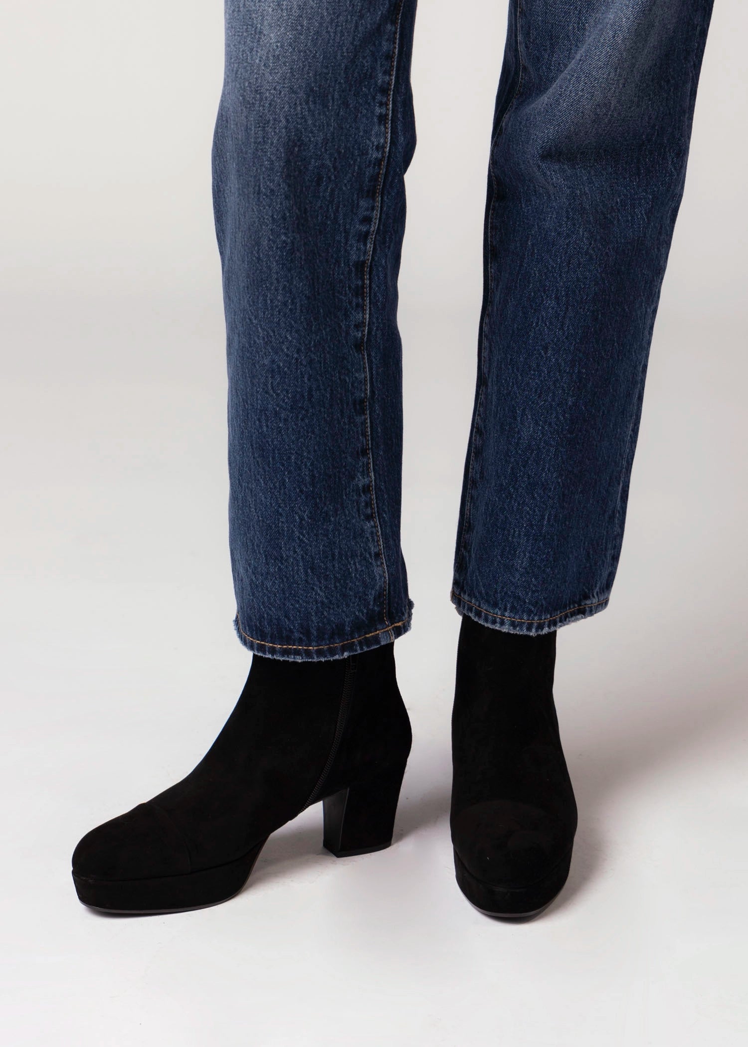 swatch_Black Suede jeffrey campbell livre platform boots