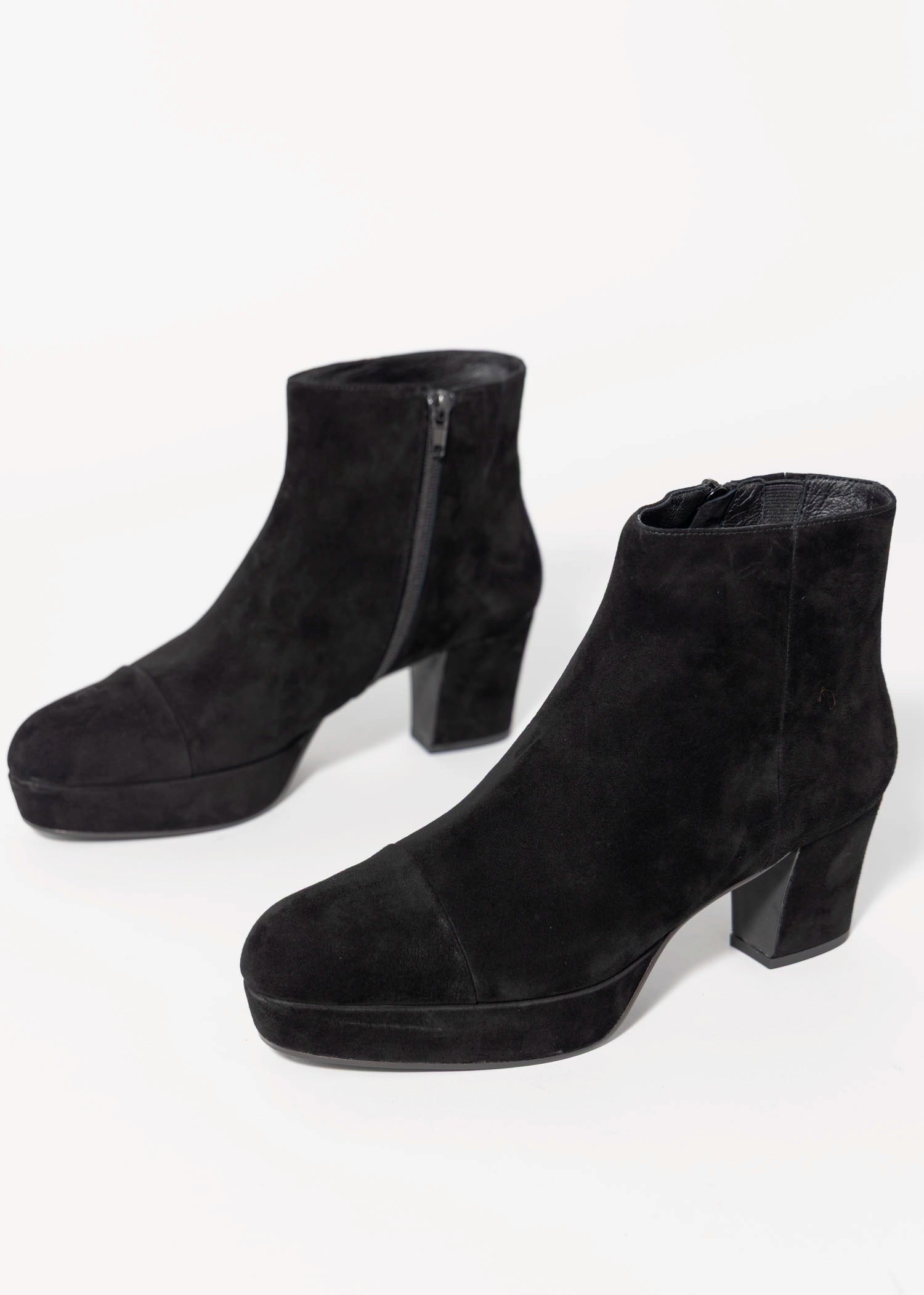 swatch_Black Suede jeffrey campbell livre platform boots