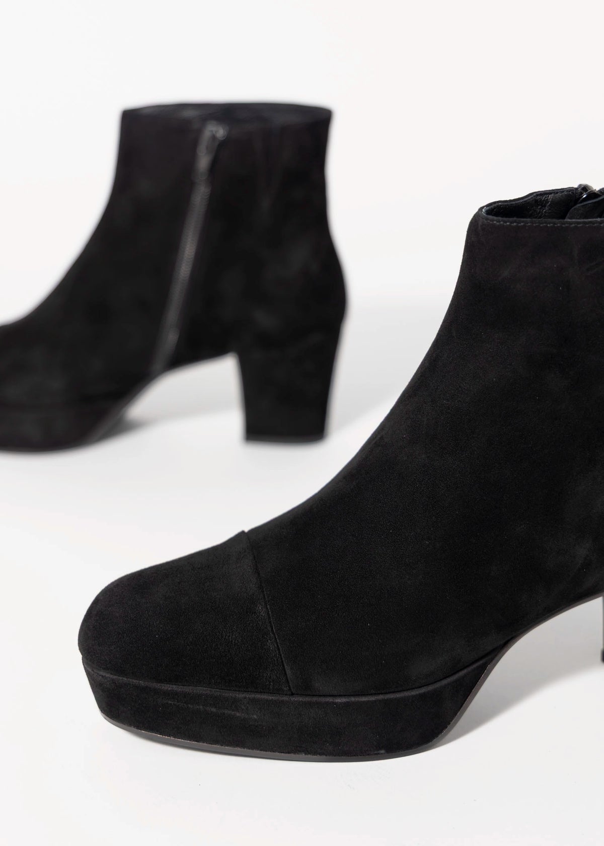 swatch_Black Suede jeffrey campbell livre platform boots