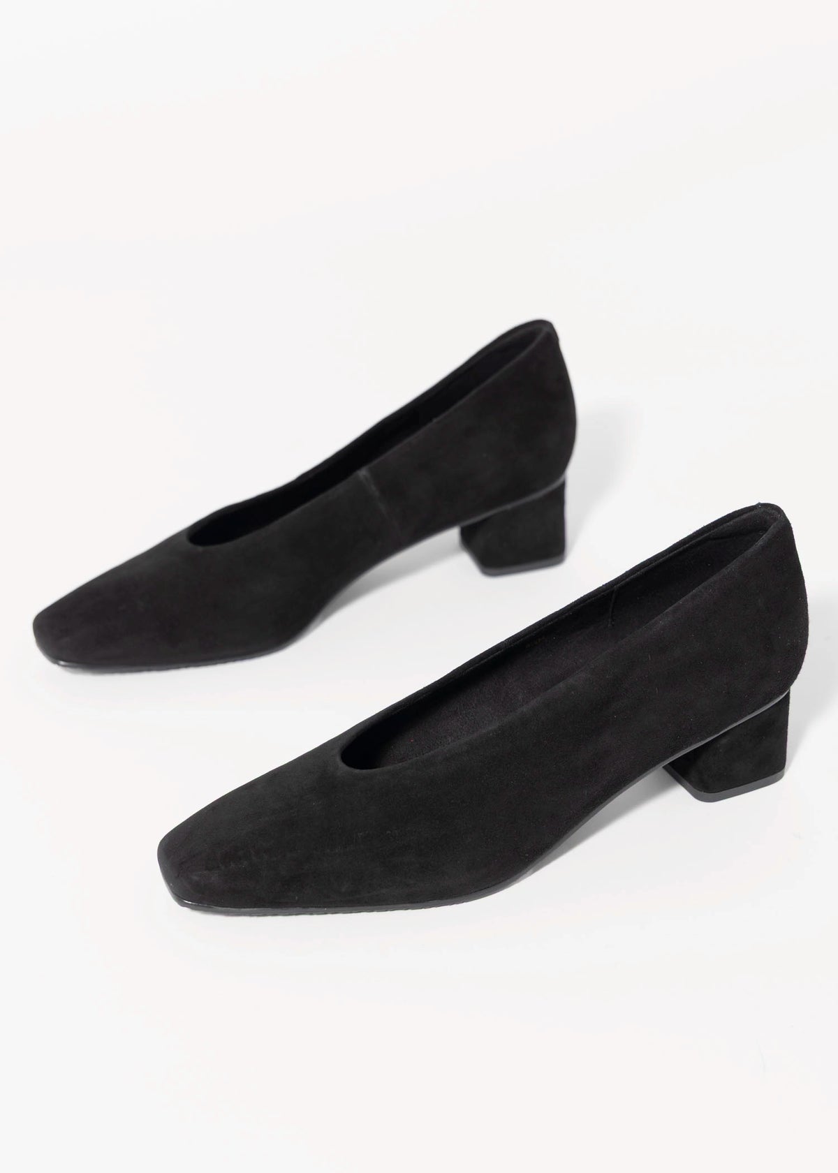 swatch_Black Suede vaneli solara suede pump
