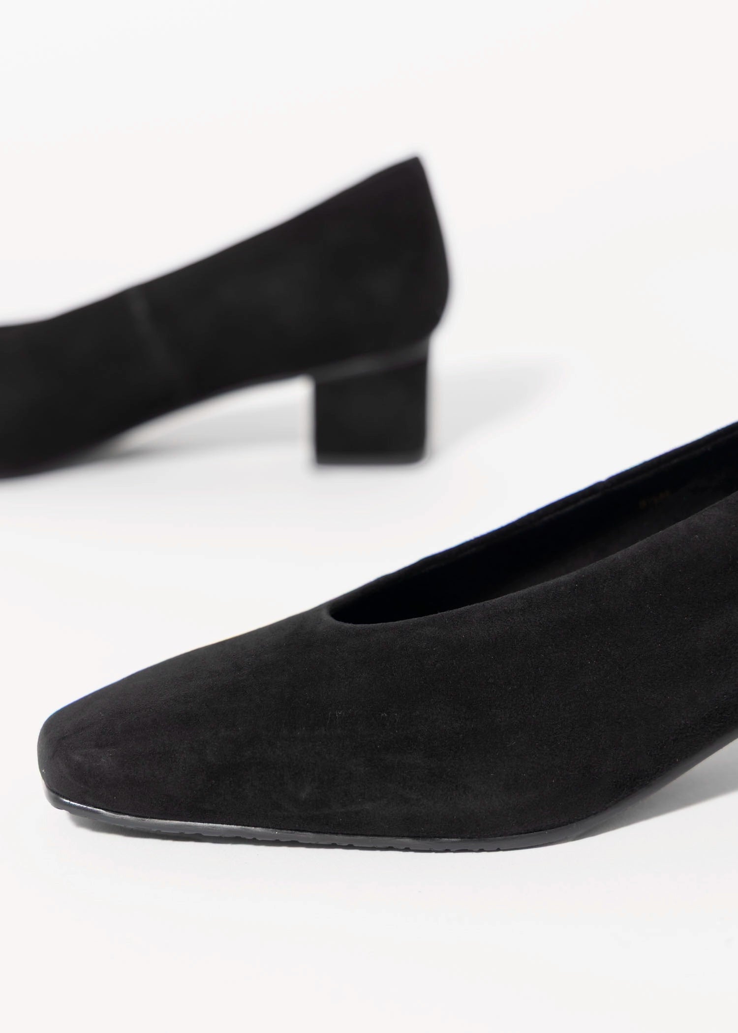 swatch_Black Suede vaneli solara suede pump