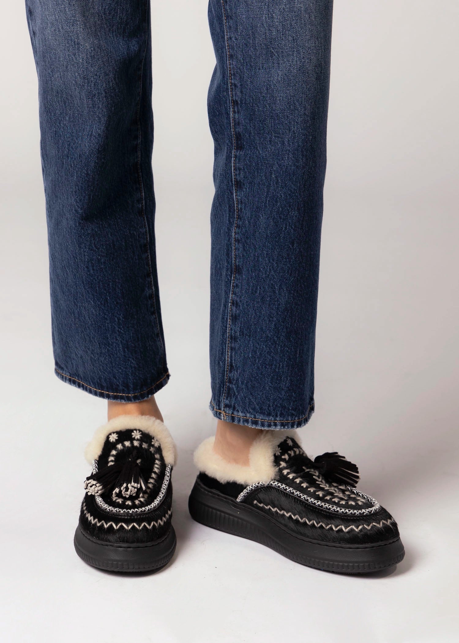 swatch_Black Haircalf nanku l'idea shearling lined mule