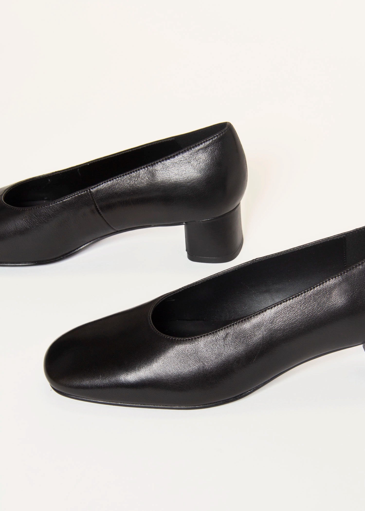 swatch_Black Leather trusted pump