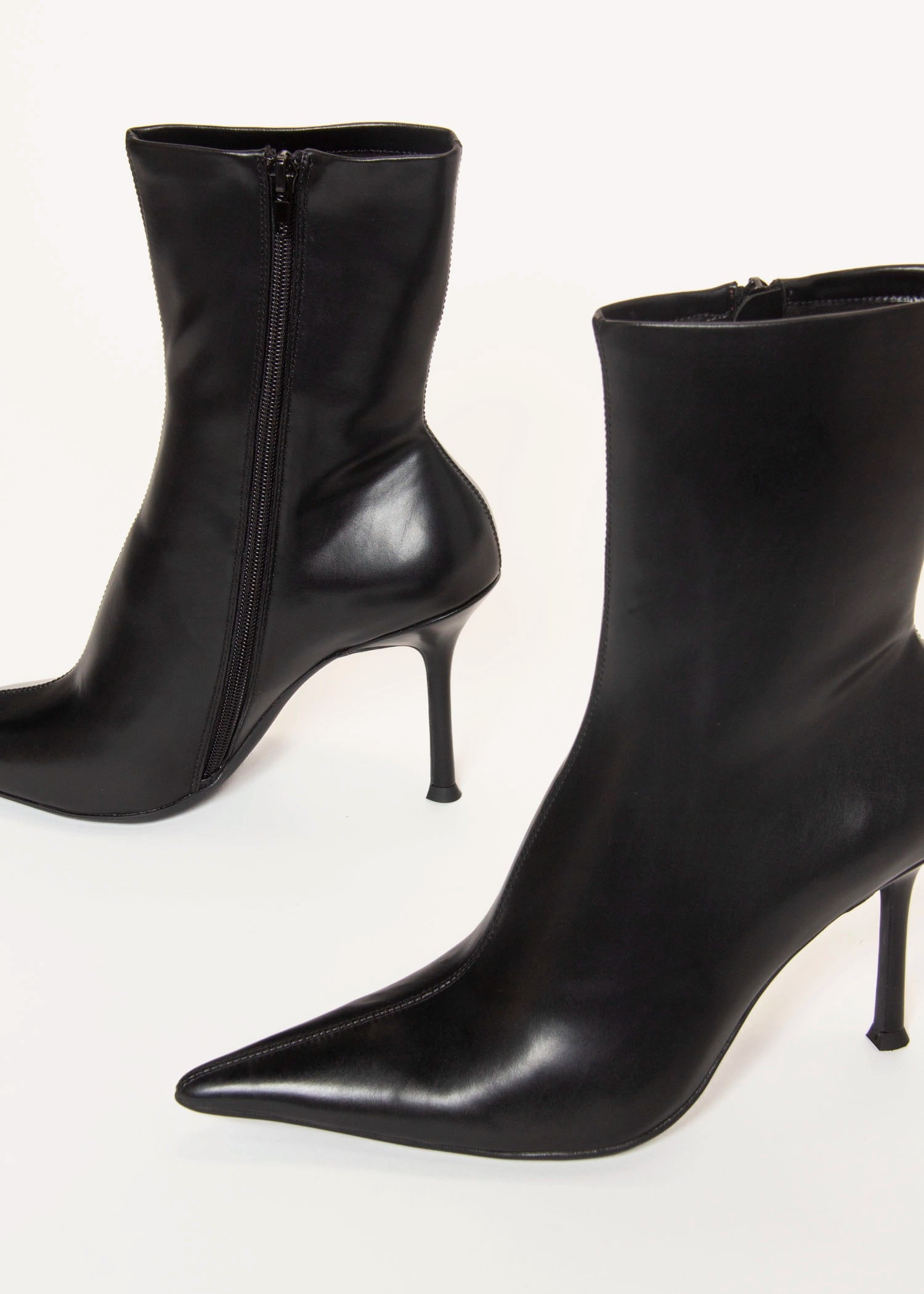 swatch_Black daring bootie jeffrey campbell