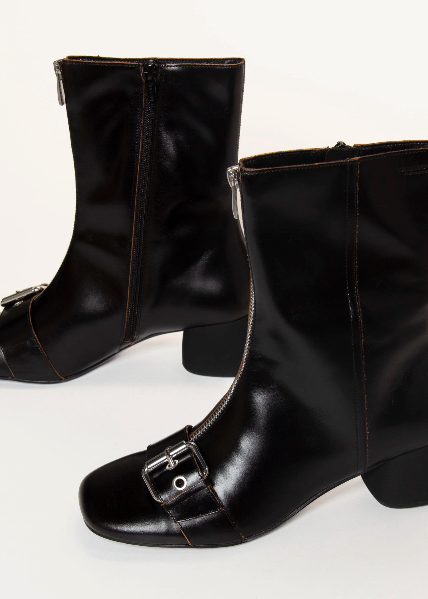 swatch_Black Leather livia boots vagabond shoes