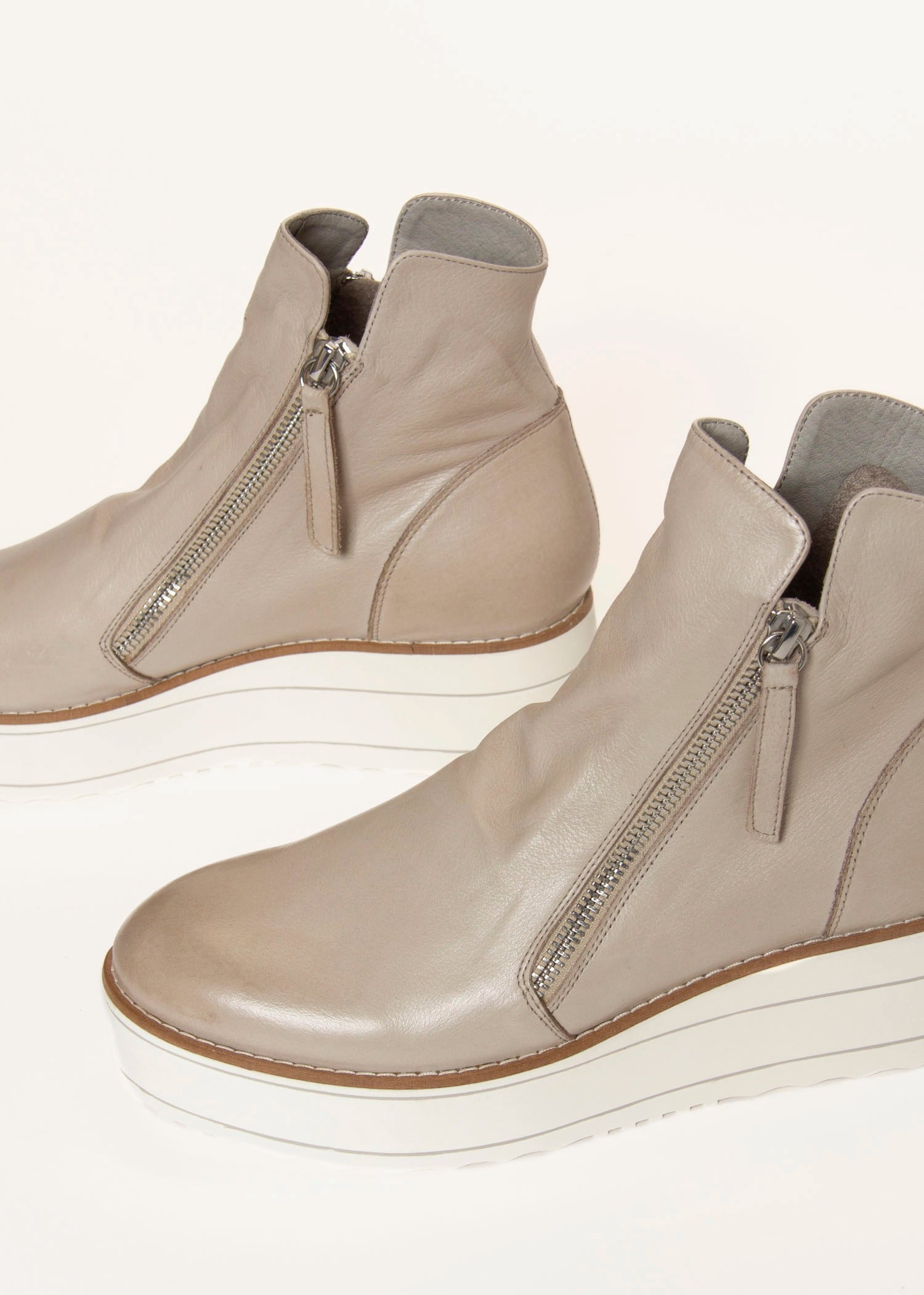 swatch_Misty Leather nene platform ankle boots