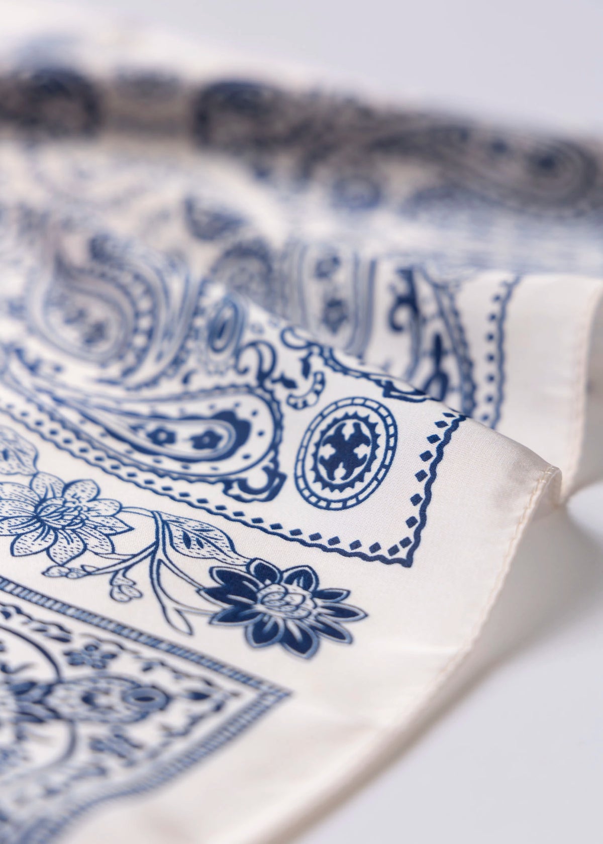 swatch_Blue/White bandana head scarf