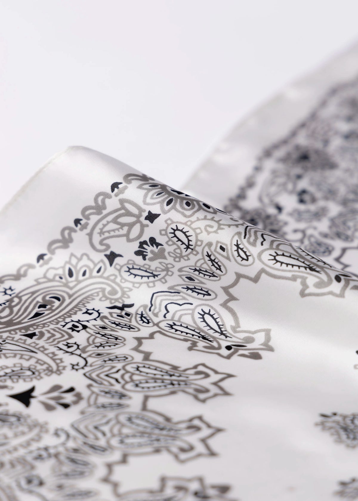 swatch_White bandana head scarf