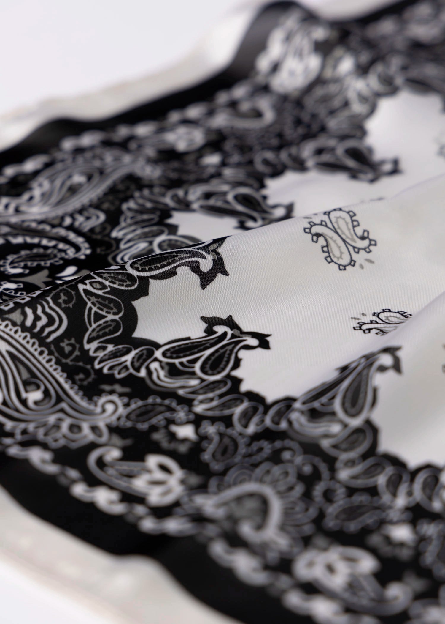 swatch_Black/White bandana head scarf
