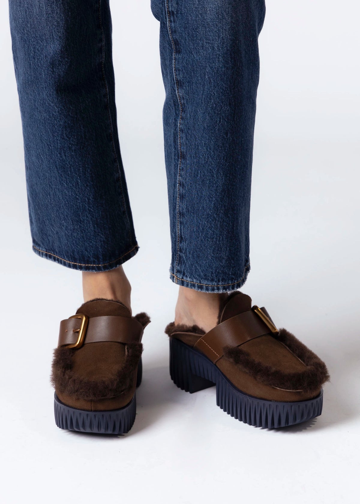 swatch_Chocolate 4ccccees plia amber platform shearling clog