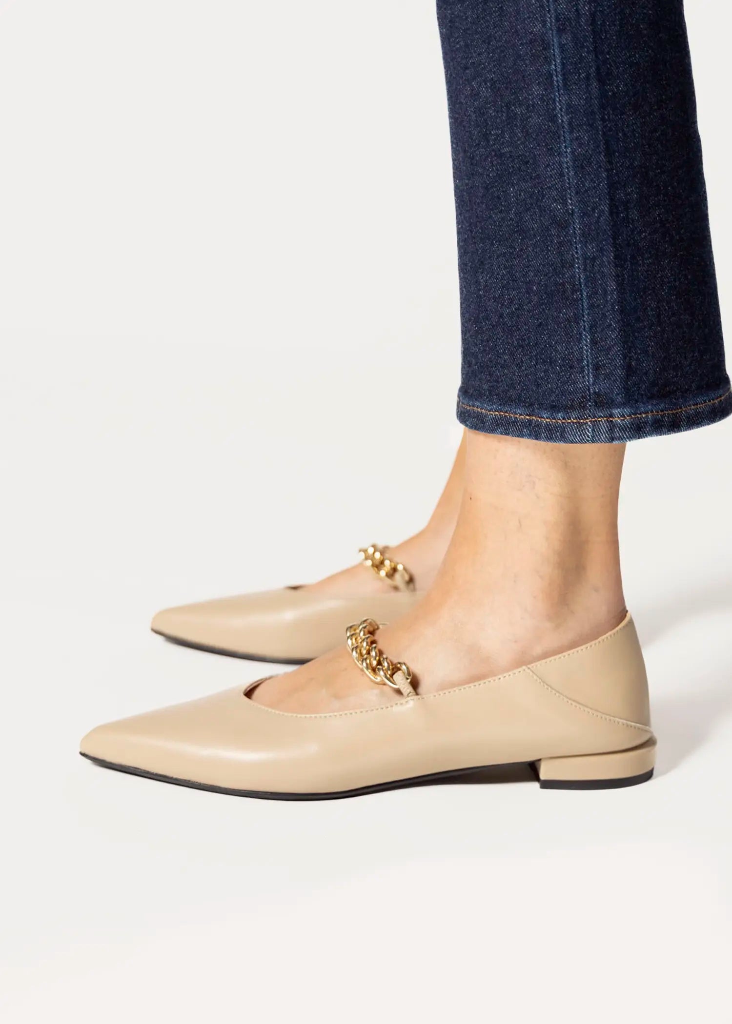 swatch_stucco leather flat with chain flat shoes