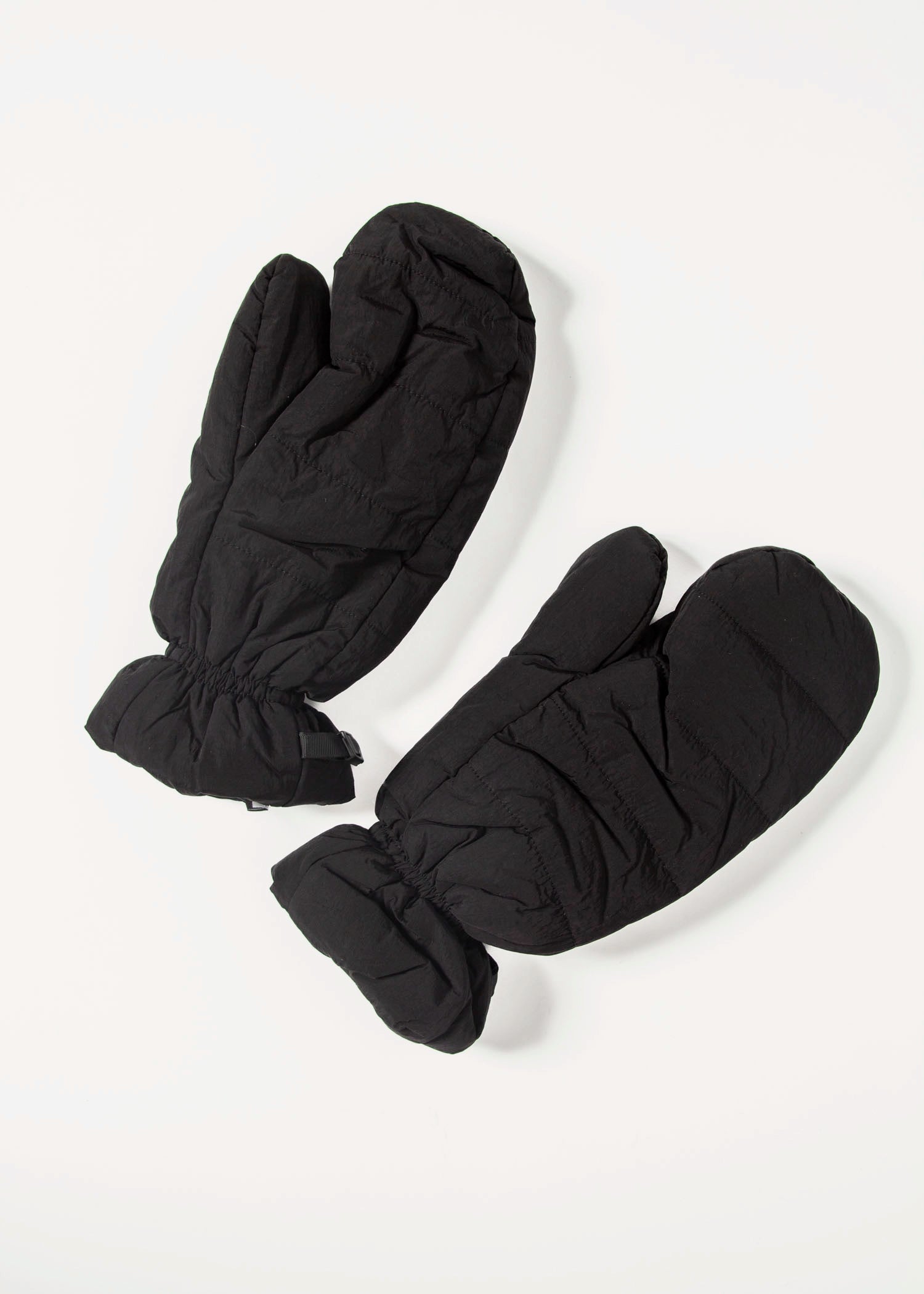 swatch_Black daha puffer mittens