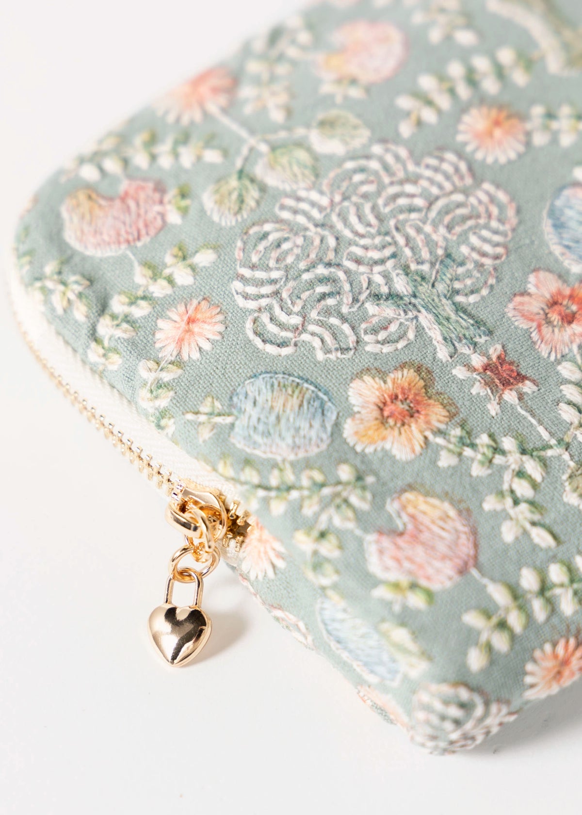 swatch_Light Blue floral embroidered travel jewelry case