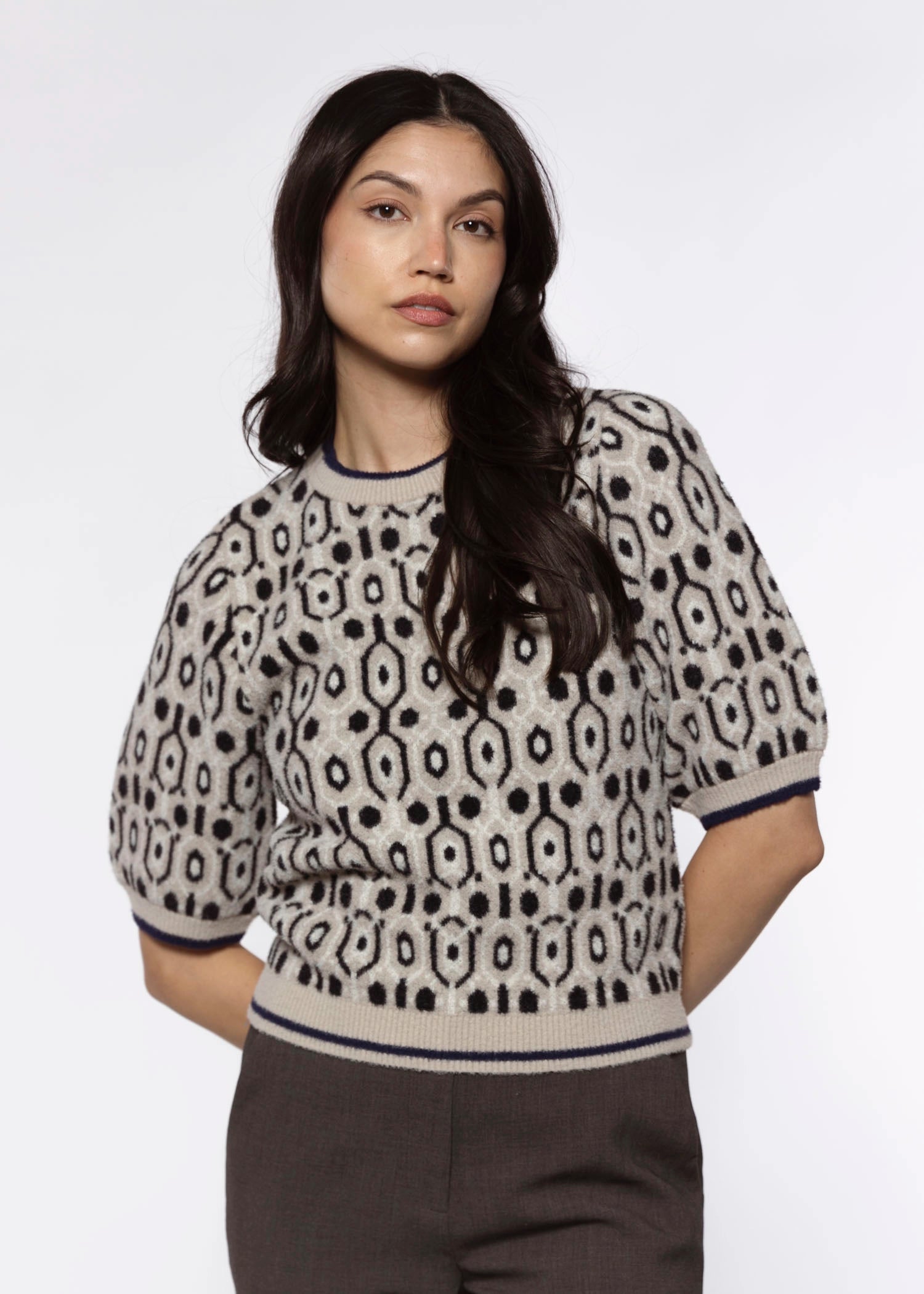 swatch_Black/Beige short sleeve sweater