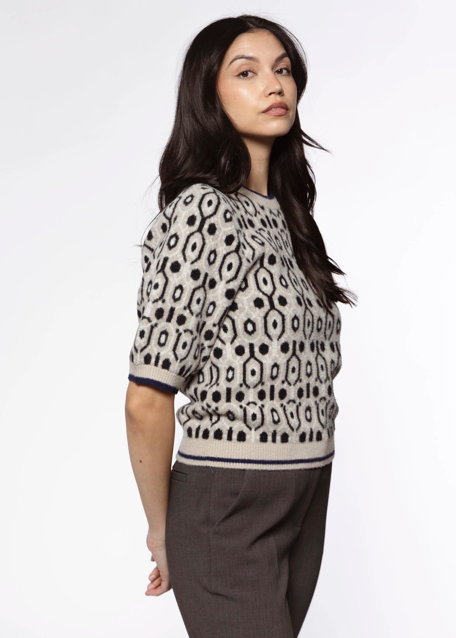 swatch_Black/Beige short sleeve sweater