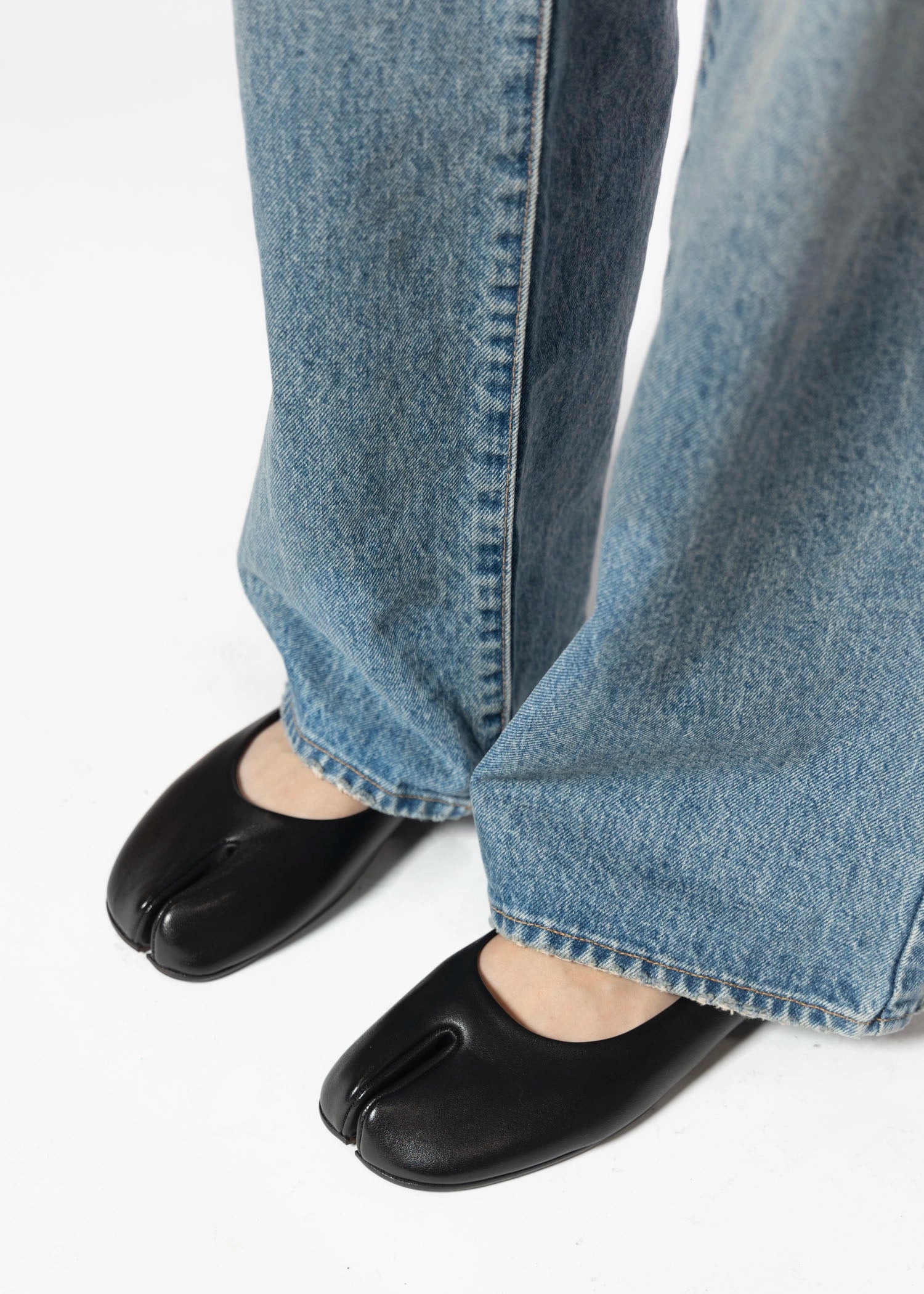 swatch_Black Leather tabi flat