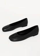 swatch_Black Leather tabi flat