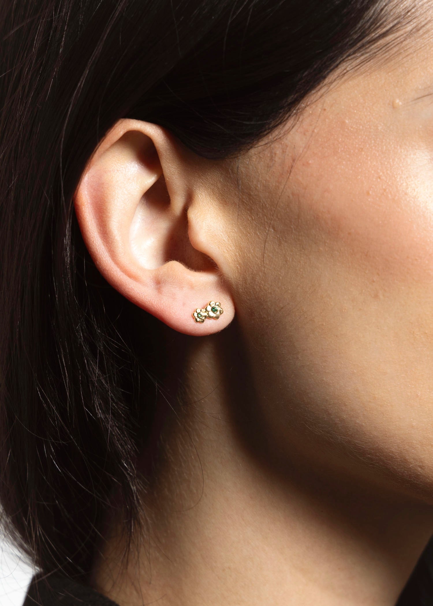 swatch_Gold/Green flower stud earrings