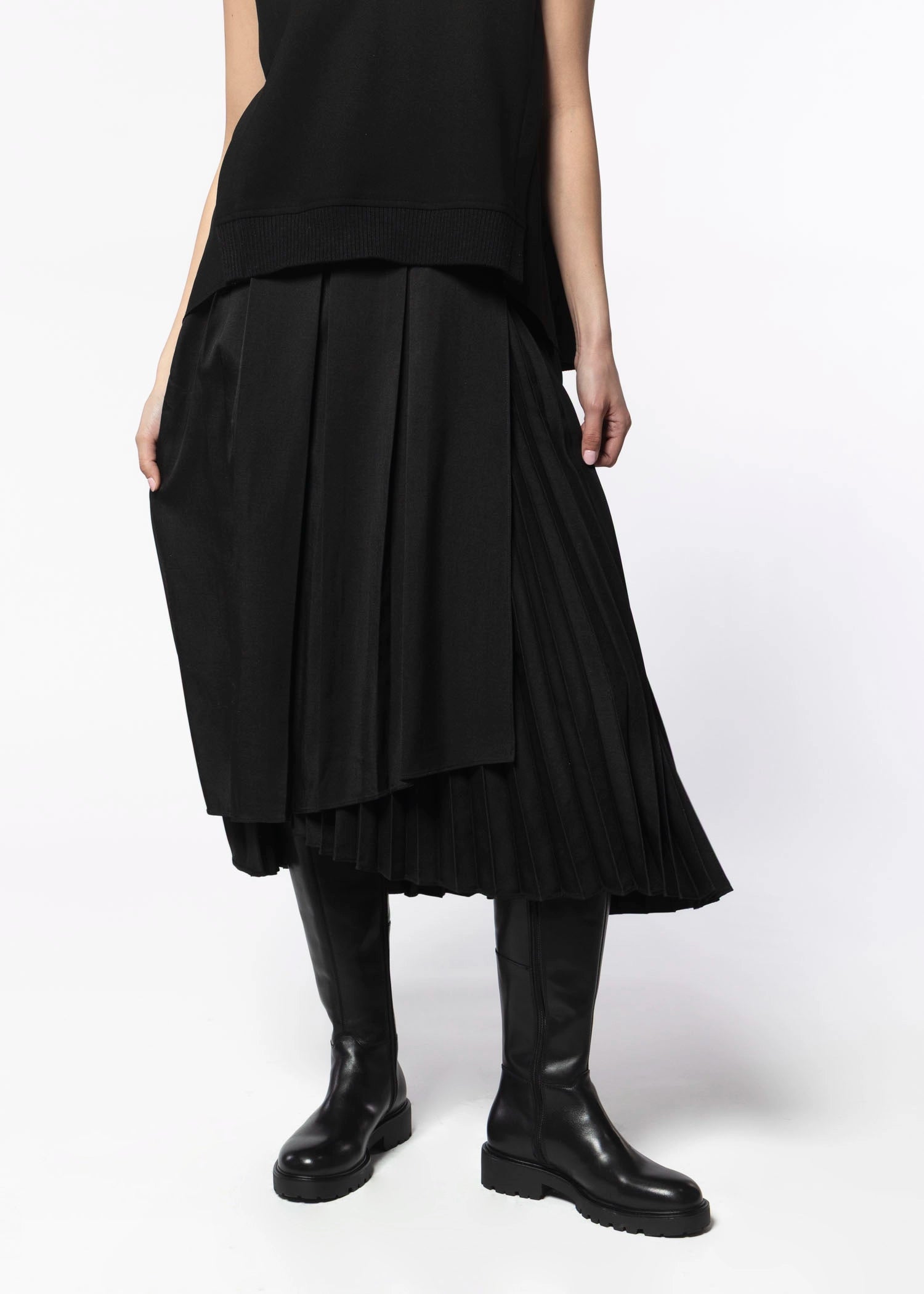 swatch_Black johnnie pleated skirt
