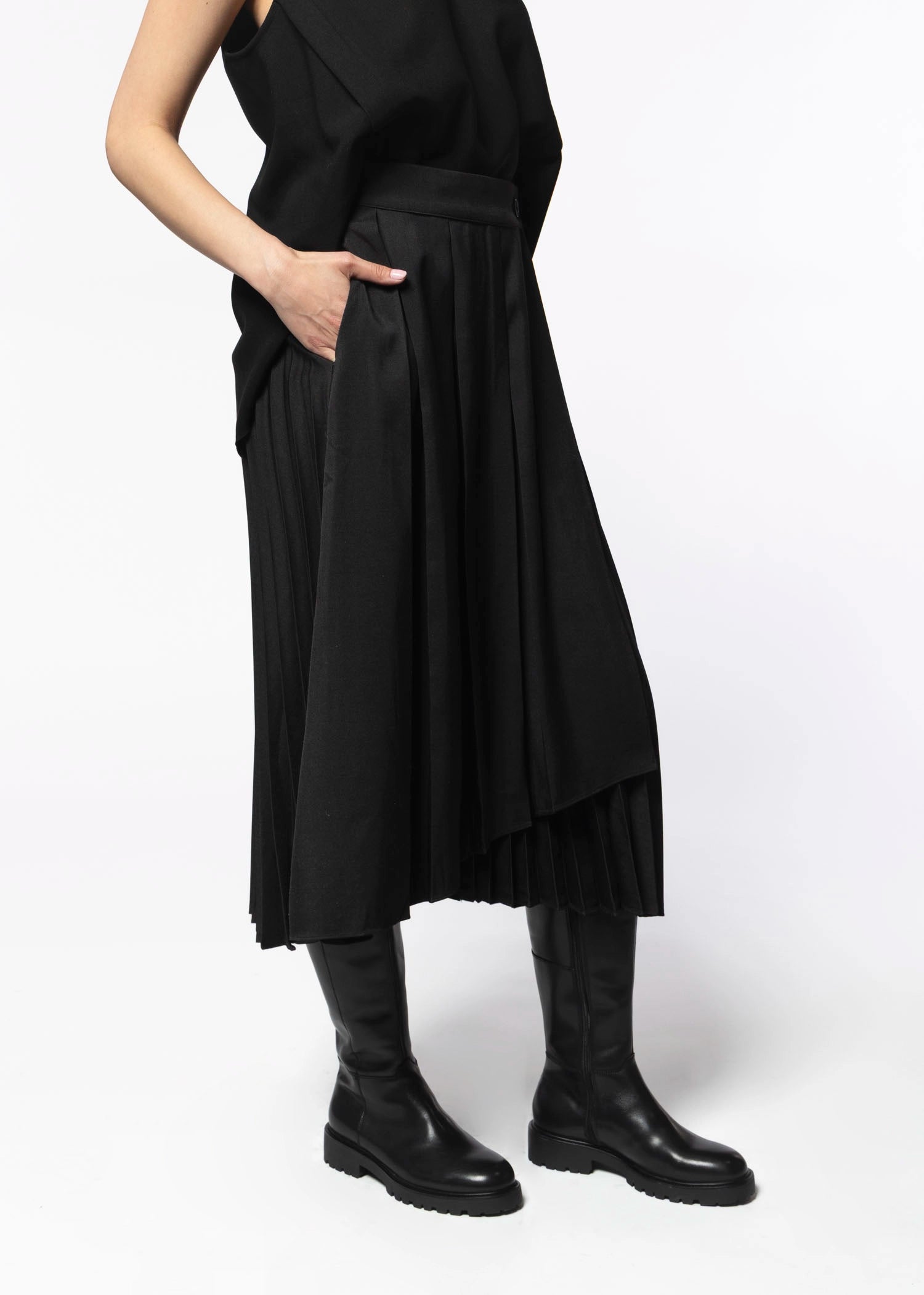 swatch_Black johnnie pleated skirt