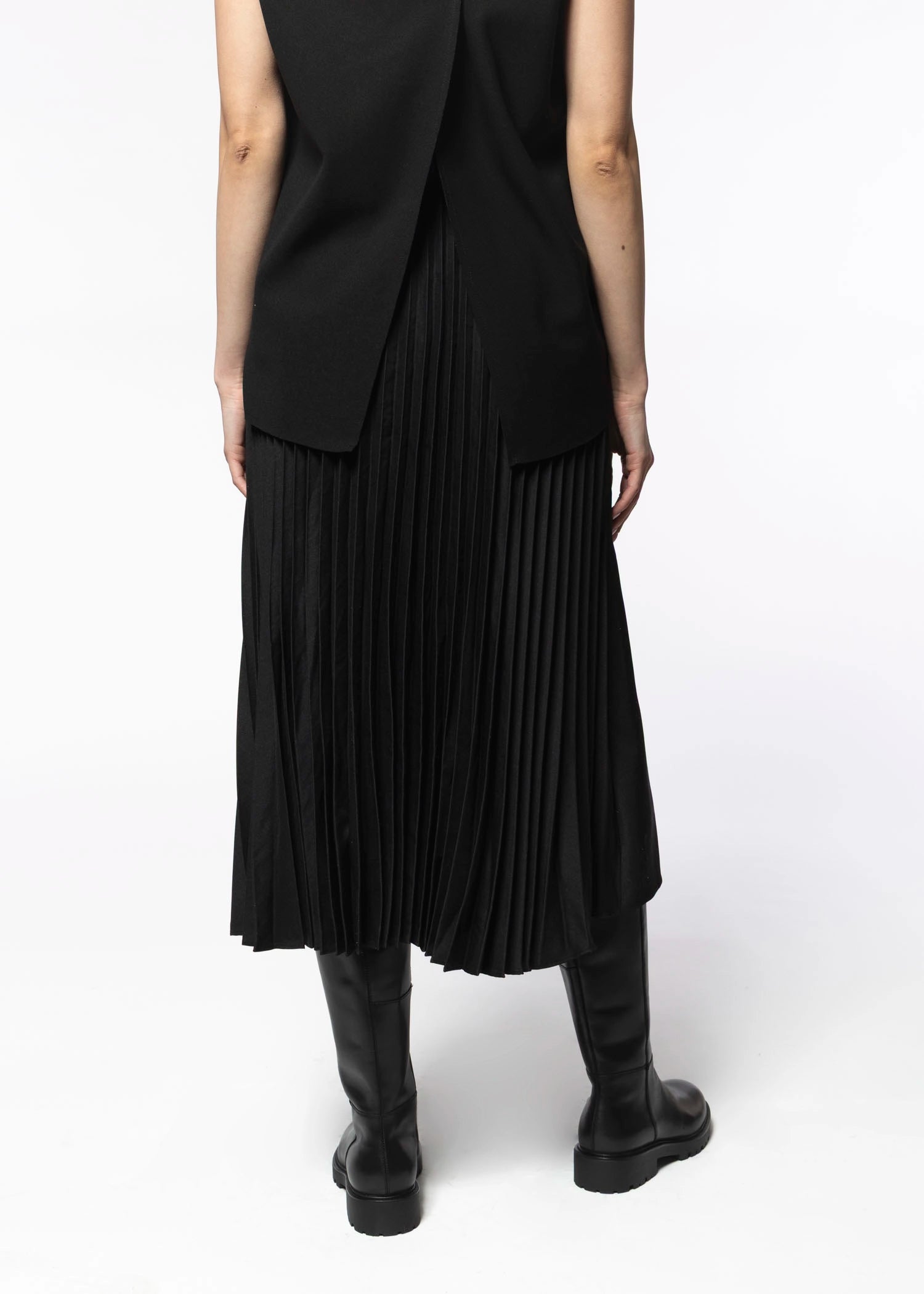 swatch_Black johnnie pleated skirt