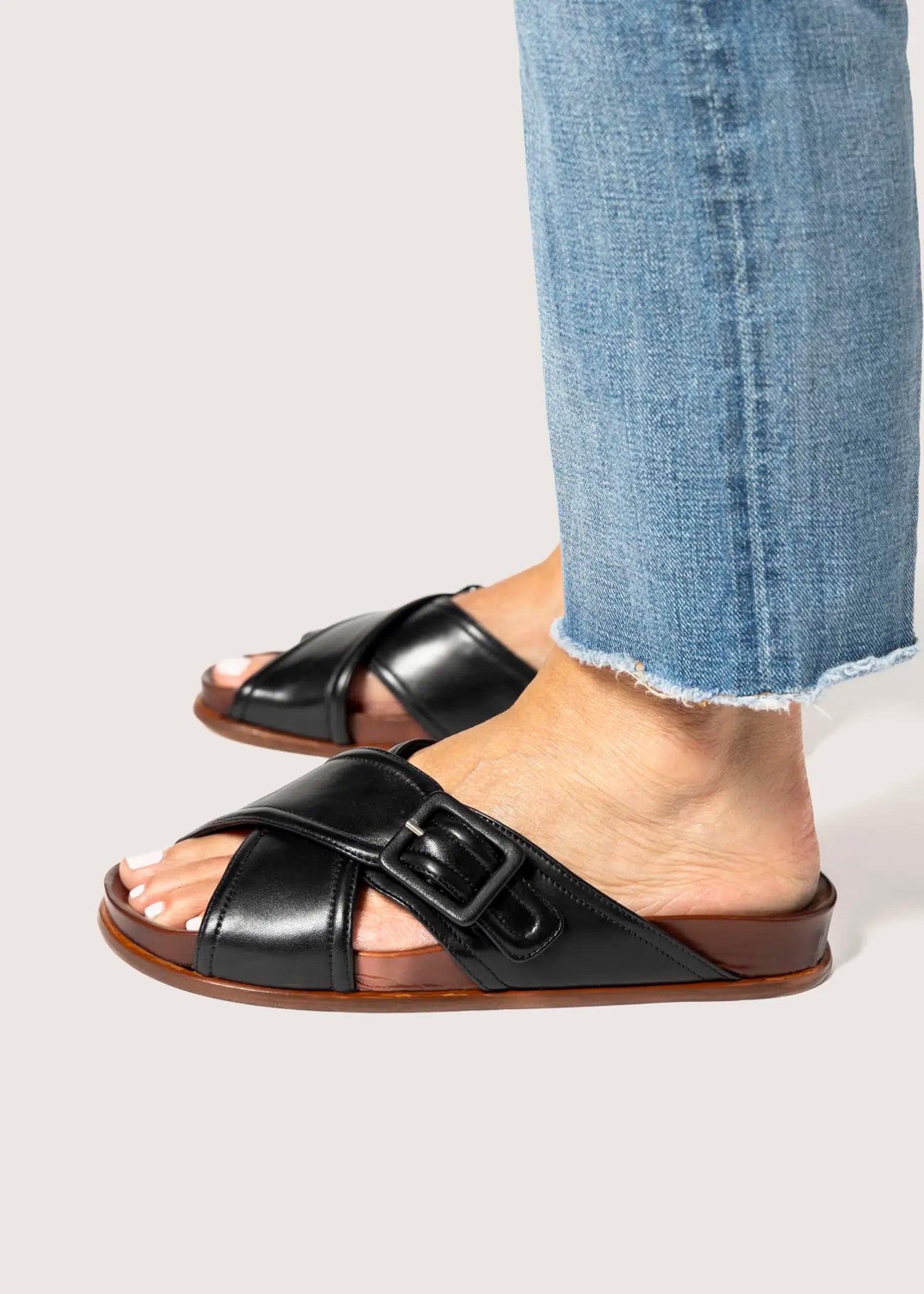 swatch_black leather crossband leather sandal flat sandals