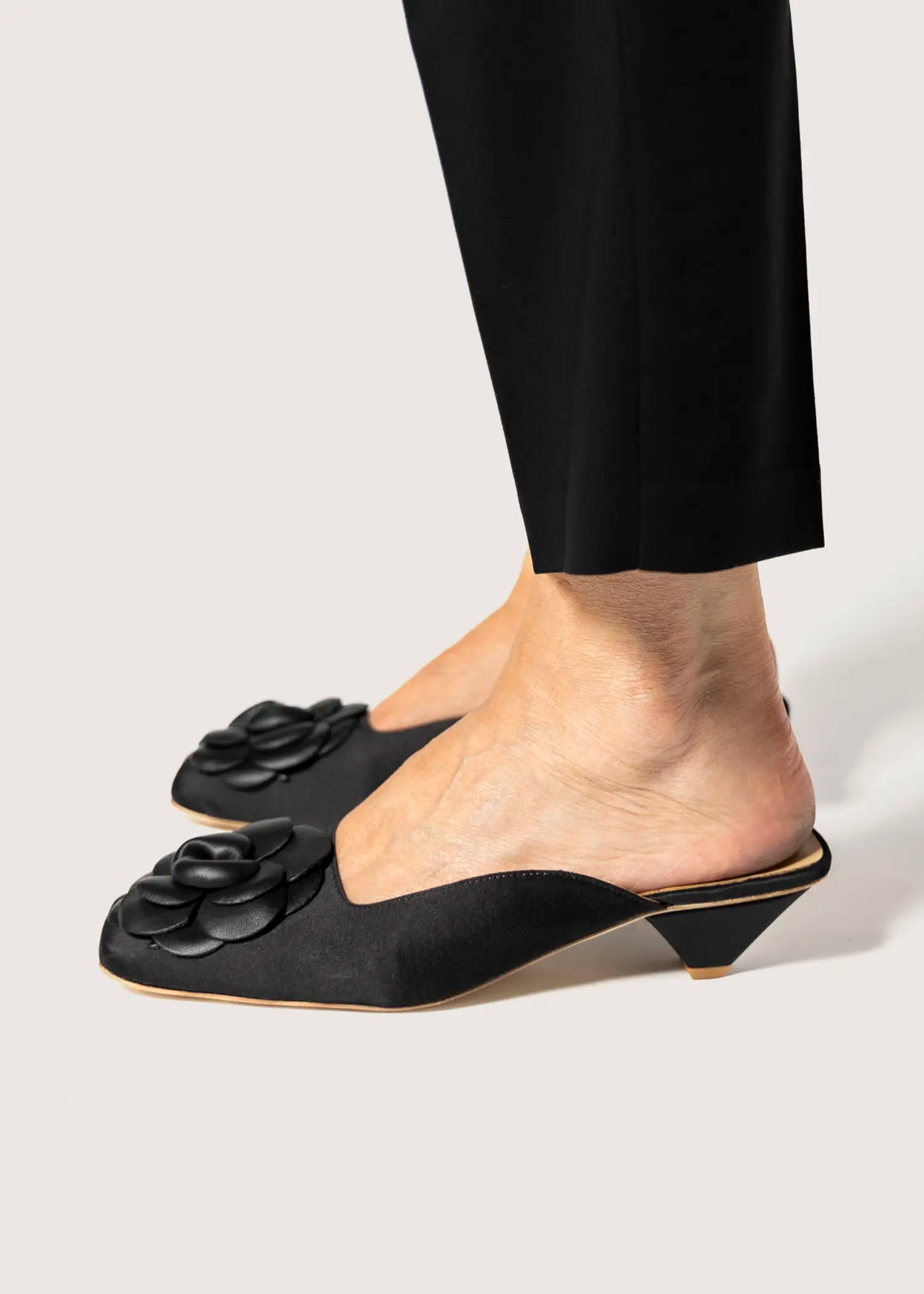 swatch_black flower mule heels